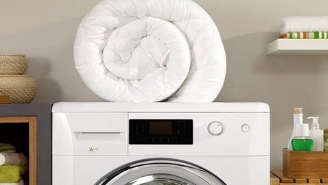 كيف تغسلين اللحاف في المنزل دون غسالة