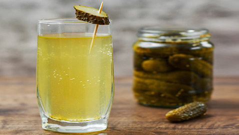 يساعد بفقدان الوزن وينظّم سكر الدم.. 6 فوائد مدهشة لشرب ماء المخلل