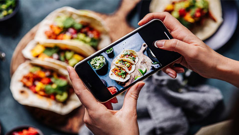 تحذير سيصدمكم.. لا تصوروا طعامكم وتنشروه بمواقع التواصل أبدا!