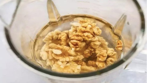 لماذا يجب على مرضى السكري تناول الجوز المنقوع يومياً