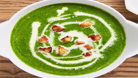 طريقة تحضير حساء السبانخ والبطاطا بالكريمة الشهي مع الخبز المحمص