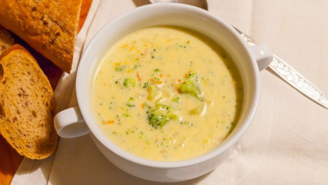 إليكم طريقة تحضير شوربة البروكلي والجزر بالكريمة الصحية والشهية