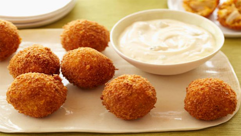 إليكم وصفة كرات الدجاج مع صلصة الجبنة الزرقاء الأطيب على الغداء