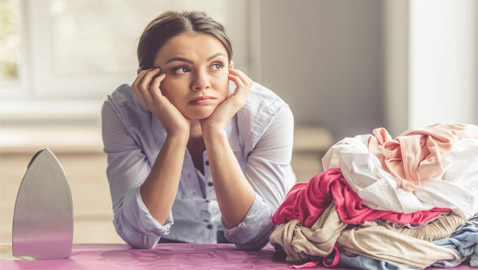 إليكم 9 طرق بسيطة وسريعة لإزالة التجاعيد من الملابس بدون مكواة