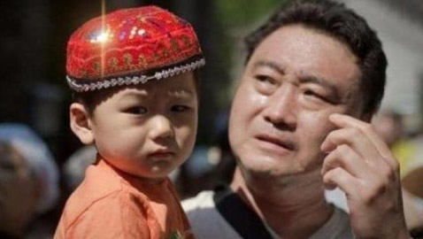 صيني يصنع دواء معقدا في المنزل لإنقاذ ابنه من الموت