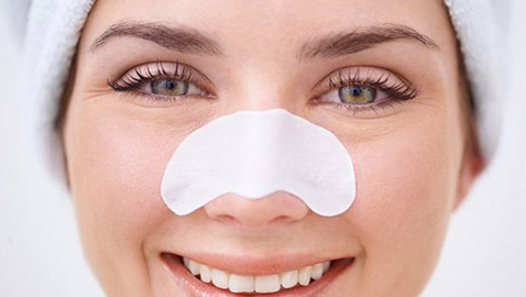 لهذه الأسباب.. لا تستخدمي لاصقات الأنف لإزالة الرؤوس السوداء