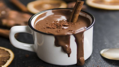 إليكم طريقة تحضير هوت شوكليت بالقرفة اللذيذ بسعرات حرارية أقل
