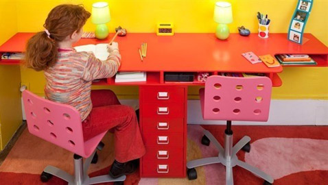 لصحة ظهره أثناء المذاكرة... نصائح لشراء المكتب المناسب لطفلك