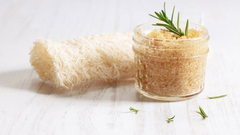 5 خطوات.. كيف تتخلصين من ندوب الشعر الغارز في الجلد؟