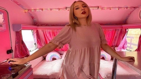 تحول كارافان قديم إلى قصر وردي بـ 400 دولار