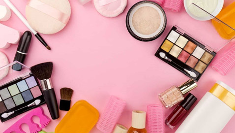 مستحضرات أساسية في روتين البشرة الدهنية.. لا تتجاهليها