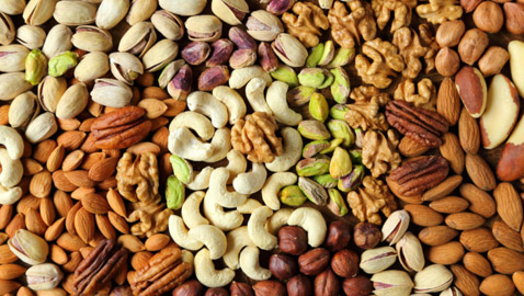 احذروا أكل المكسرات قبل نقعها.. هذا ما تفعله بالجسم