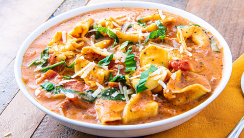 وصفة حساء البندورة بالكريمة الشهي مع السبانخ ومعكرونة التورتيليني