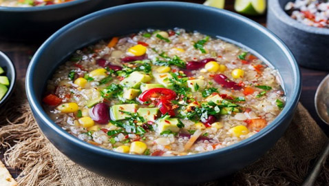 إليكم طريقة تحضير شوربة الكينوا بالخضار الصحية والشهية
