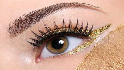 7 عادات تجميلية تتسبب بتلف الرموش وتساقطها.. كيف تحافظون عليها؟