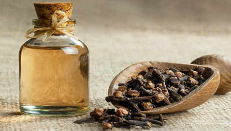 لتخفيف آلام الأسنان ومحاربة البكتيريا.. إليكم فوائد زيت القرنفل المدهشة