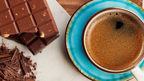 القهوة والشوكولاتة.. خبير يوضح تأثيرهم على القلب