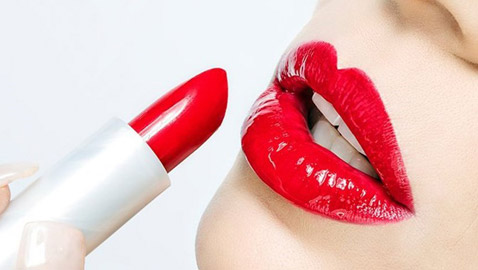 تصنع بالمنزل.. احمي شفتيك هذا الشتاء بمرطب طبيعي