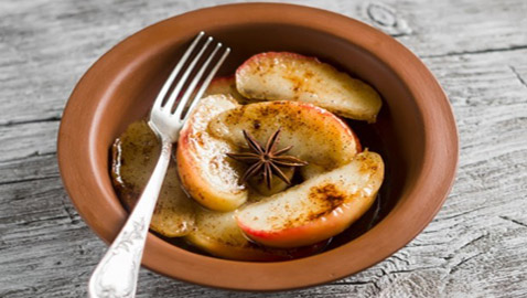 إليكم طريقة تحضير رقائق التفاح بالقرفة الخفيفة للدايت