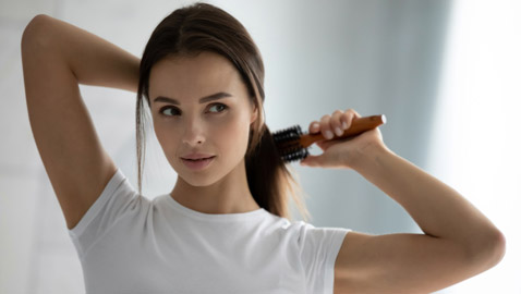 لهذه الأسباب.. تمشيط شعرك يومياً «مهم»