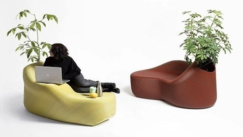 مصممون يحولون النفايات البلاستيكية إلى أثاث جميل