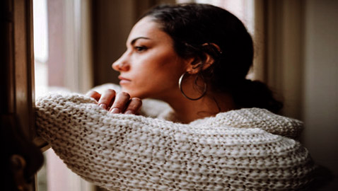 اكتئاب نهاية العام.. لماذا يشعر البعض بالكآبة والقلق في رأس السنة؟