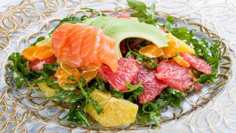 إليكم طريقة تحضير سلطة السلمون مع الأفوكادو والحمضيات للرجيم