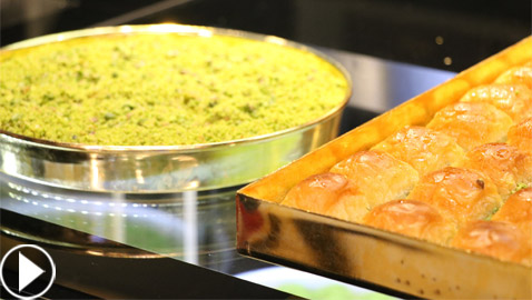 فيديو وصور: أغلى بقلاوة في العالم معروضة للبيع في تركيا بمبلغ خيالي!