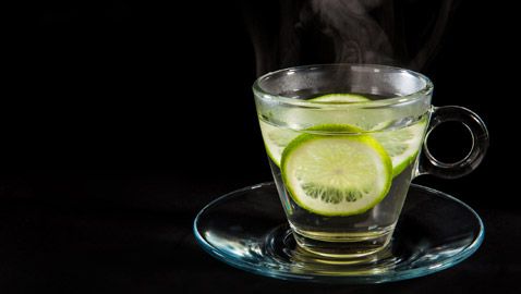 ماء الليمون الدافئ.. هل يعزز المناعة؟