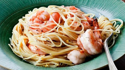 إليكم وصفة باستا الليمون مع الروبيان المشوي: طبق صحي ولذيذ للأعياد