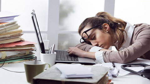 تشعر بالنعاس أثناء العمل؟.. إليك نصائح للتغلب على تعب بعد الظهيرة