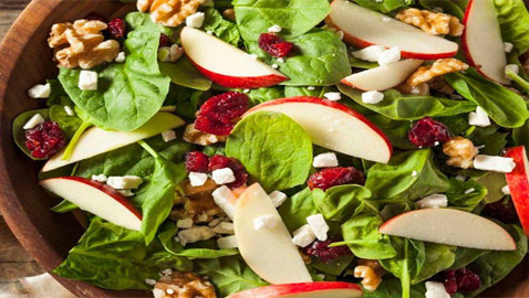 إليكم طريقة تحضير سلطة التوت البري لعيد الميلاد.. ولا أطيب!