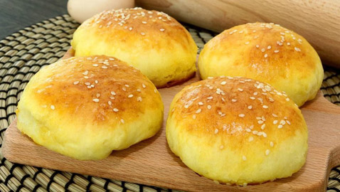 وصفة خبز عيد الميلاد بالبندق وشراب البيض.. شهي من المطبخ الإيطالي