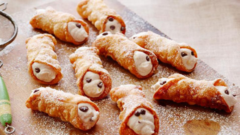 إليكم طريقة تحضير كانولي: حلوى إيطالية شهية على مائدة الكريسماس