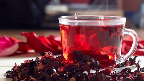 هكذا يساعدكِ الشاي الأحمر على التخلّص من الشعر الأبيض