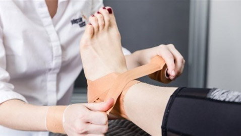 نصائح لعلاج آلام كعب القدمين