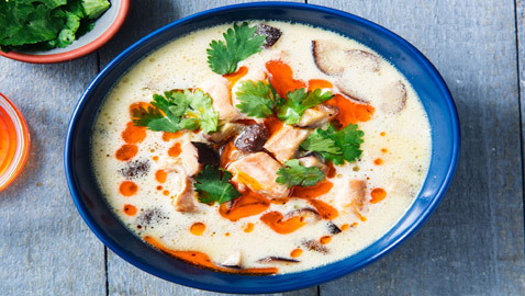 إليكم طريقة تحضير حساء الدجاج بجوز الهند: طبق دافئ لذيذ على المائدة