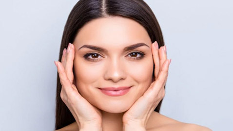 تعرفوا إلى 15 حيلة مدهشة أثبتت فعاليتها لنعومة البشرة