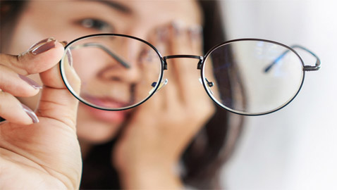 تعتقد أنها مشاكل خطيرة.. 5 علامات تدل أنك ترتدي النظارات الطبية الخاطئة