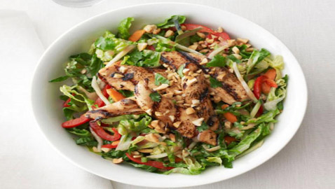 إليكم طريقة تحضير سلطة دجاج ساتيه لعشاء صحي وشهي