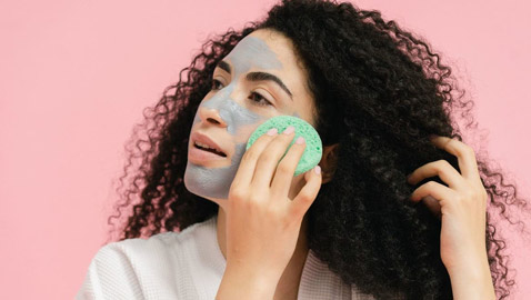 10 عادات تحدث فرقاً كبيراً في روتين العناية التجميليّة