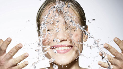 قد لا تتوقعونها.. فوائد مدهشة لغسل الوجه بالمياه الغازية