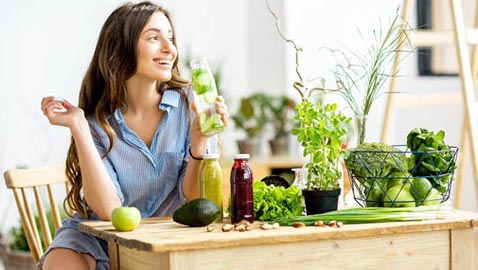 مع بداية العام الجديد.. تخلّصوا من سموم جسمكم بهذه الأطعمة