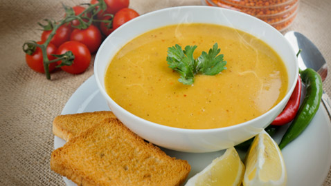 طريقة عمل شوربة العدس في فصل الشتاء وأهم فوائدها