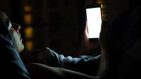 لهذه الأسباب.. احذر تصفح وسائل التواصل قبل النوم!