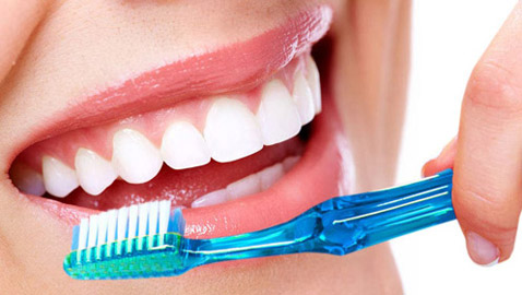 7 حيل تجميليّة يحتاج تطبيقها إلى...فرشاة أسنان