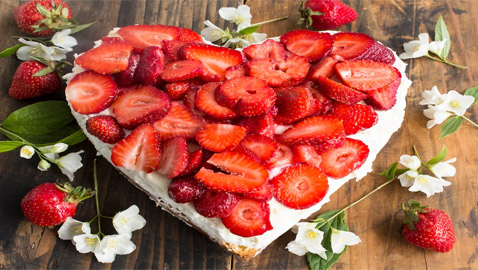 بتكاليف بسيطة وخطوات سهلة.. وصفة كيك عيد الحب بالفراولة والكريمة