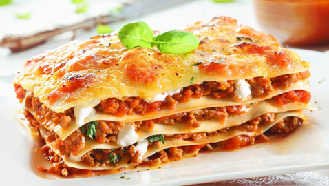 إليكم طريقة تحضير اللازانيا بالنقانق والفطر الأشهى على الإطلاق