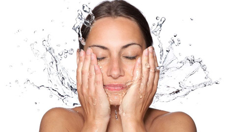 دليلك الكامل لغسل وجهك وفقاً لنوع بشرتك