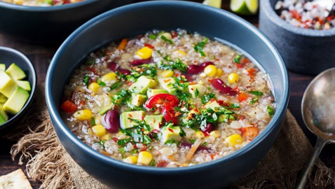 إليكم طريقة تحضير شوربة الكينوا بالخضار الصحية والشهية